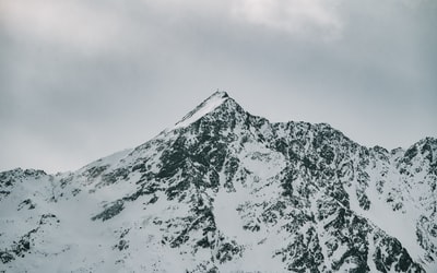 白昼积雪的山